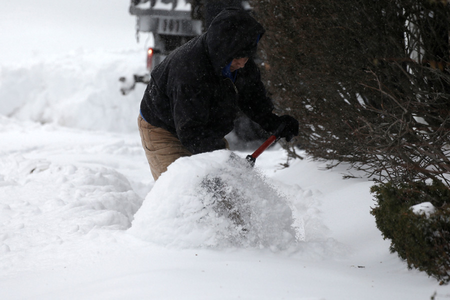 Late-season snowstorm throws US Northeast for a loop