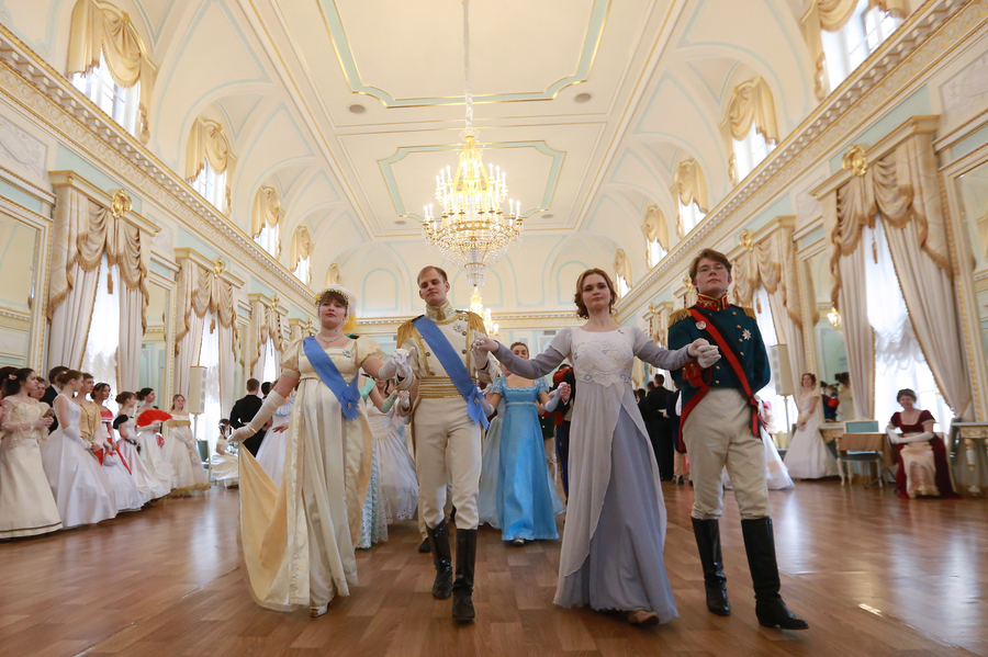Young Russians reenact classic War and Peace