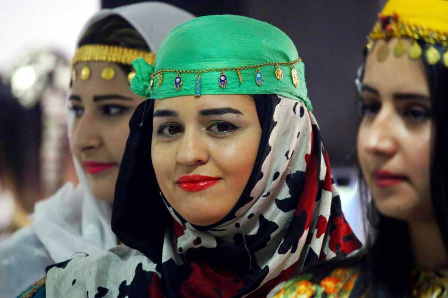 Курди перевод. Культура курдов. Курды Ирака Национальная одежда. Курдский национальный головной убор. Курдский костюм женский.