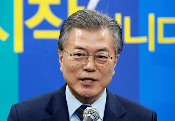 S.Korean poll shows neck-and-neck presidential race between Moon, Ahn