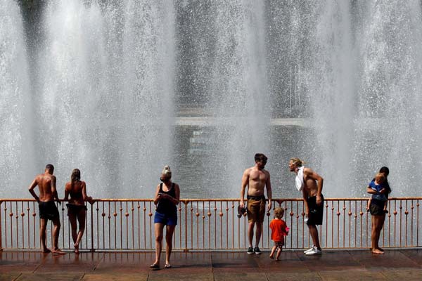 Heat wave triggers fatal fires in Portugal as London bakes