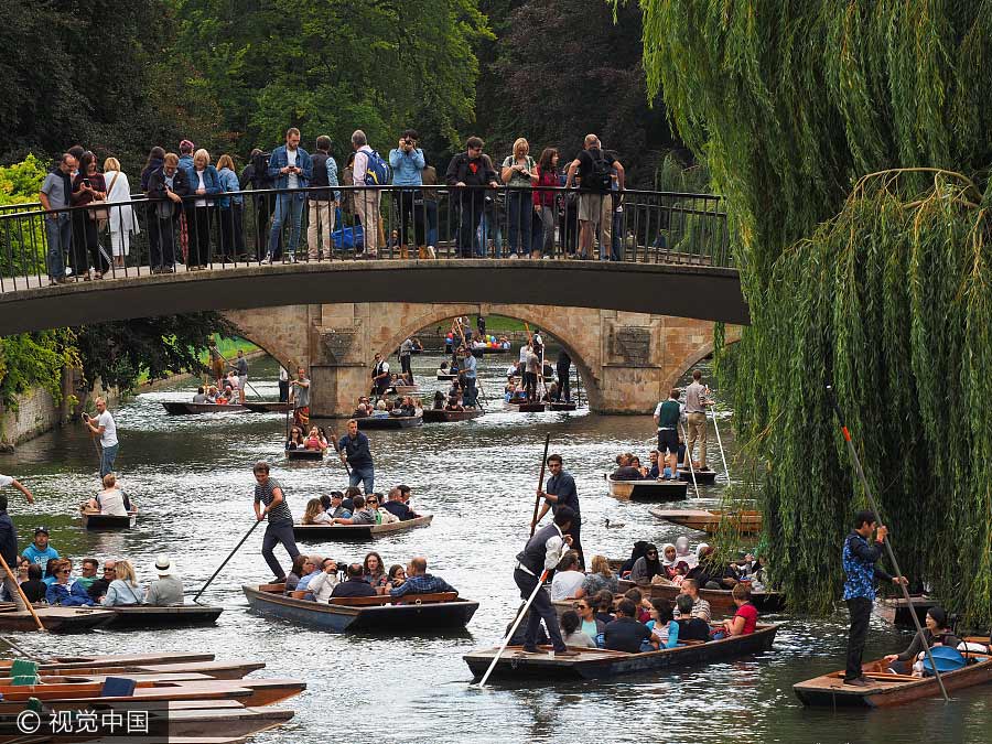 Chinese tourists joins crowd at Cambridge