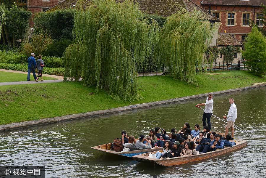 Chinese tourists joins crowd at Cambridge