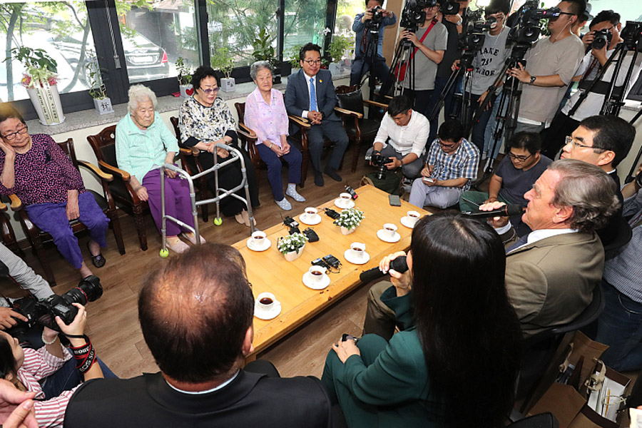 Germany's former chancellor visits 'comfort women', reminds Japan' responsibility