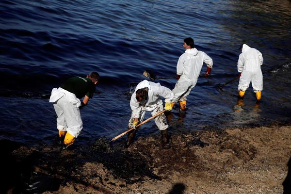 Greek crews struggle to mop up oil spill after tanker sinks
