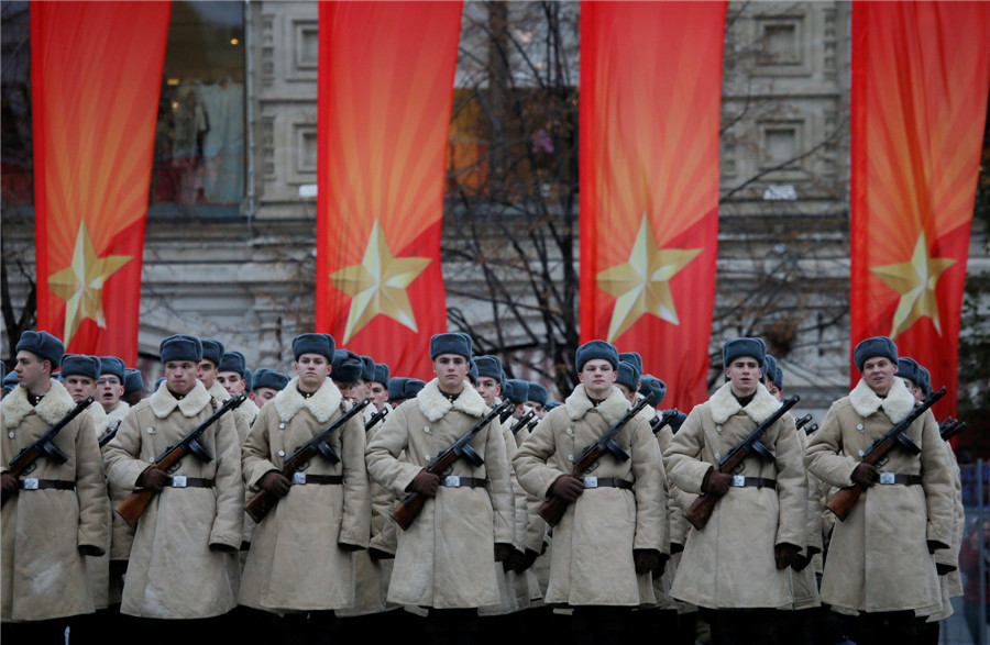 Russians mark anniversary of 1941 parade<BR>