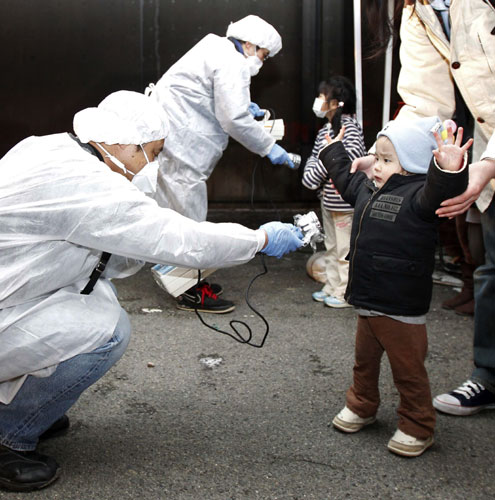 Japan fights to avert nuclear meltdown