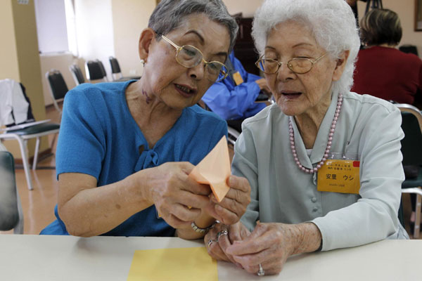 Paper cranes pray for quake-hit victims