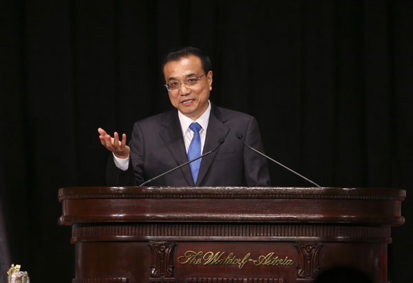 Premier Li Keqiang interacts with American friends in New York