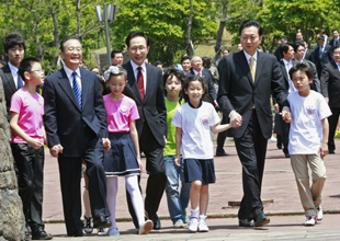 温家宝出席第三次中日韩领导人会议