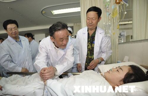 吴邦国赴四川地震灾区指导抗震救灾工作