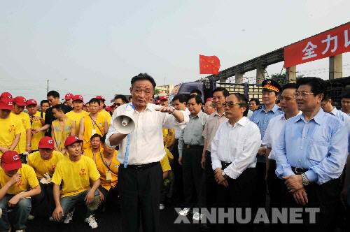 吴邦国赴四川地震灾区指导抗震救灾工作