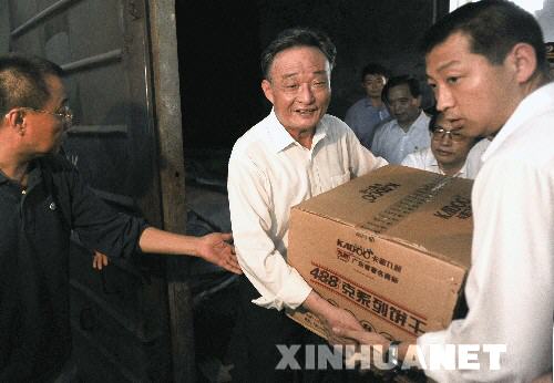 吴邦国赴四川地震灾区指导抗震救灾工作