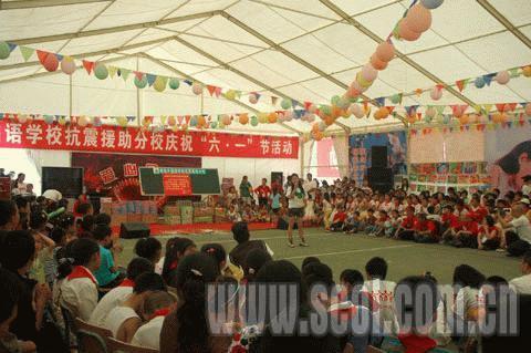 六一的快乐在“帐篷小学”荡漾(组图)
