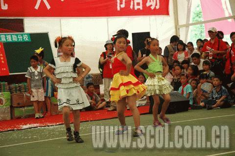 六一的快乐在“帐篷小学”荡漾(组图)