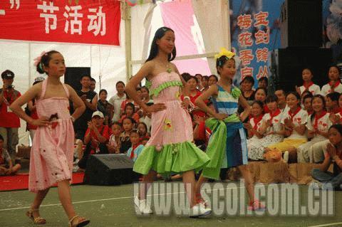六一的快乐在“帐篷小学”荡漾(组图)