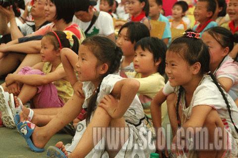 六一的快乐在“帐篷小学”荡漾(组图)