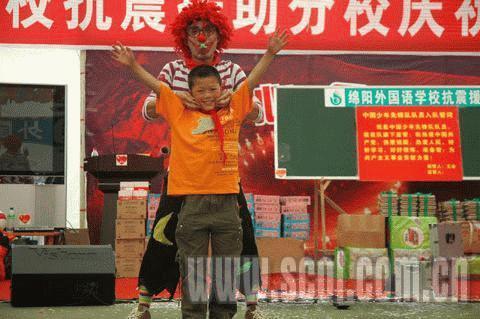 六一的快乐在“帐篷小学”荡漾(组图)