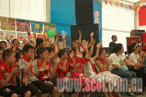 六一的快乐在“帐篷小学”荡漾(组图)