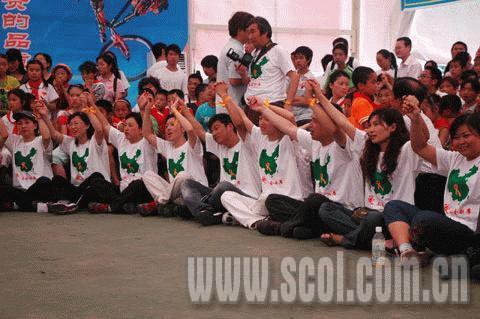 六一的快乐在“帐篷小学”荡漾(组图)