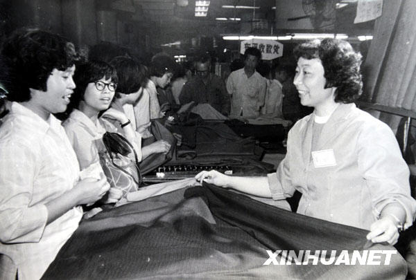 [共和国同龄人]张爱玲：能为顾客服务是一种幸福
