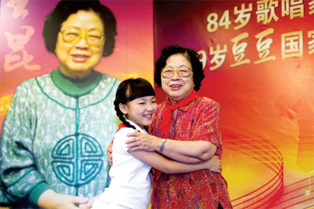 歌声依旧 歌唱家王昆献歌建国60周年(图)