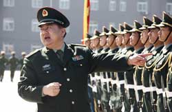 程志强：国庆35周年阅兵 我是擎旗手[图]