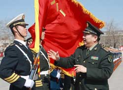 程志强：国庆35周年阅兵 我是擎旗手[图]