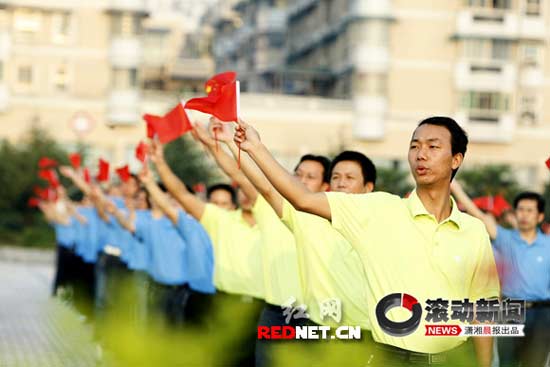 湖南衡阳千人广场上集体歌唱祖国