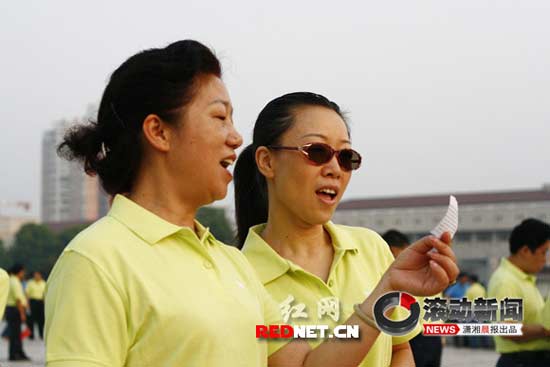 湖南衡阳千人广场上集体歌唱祖国