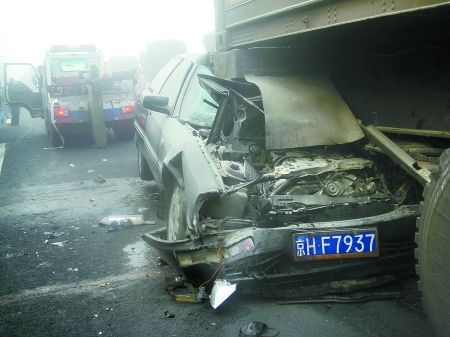 京港澳高速39辆车连环相撞 受损车辆堵路2公里