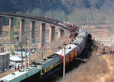 陕西韩城开往北京旅客列车6节车厢脱轨(组图)