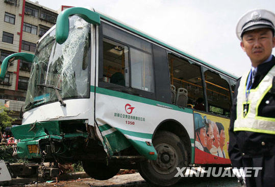 昆明公交车与轿车相撞坠河12人伤亡