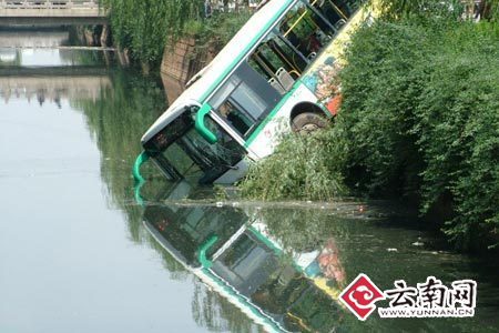 昆明公交车与轿车相撞坠河12人伤亡
