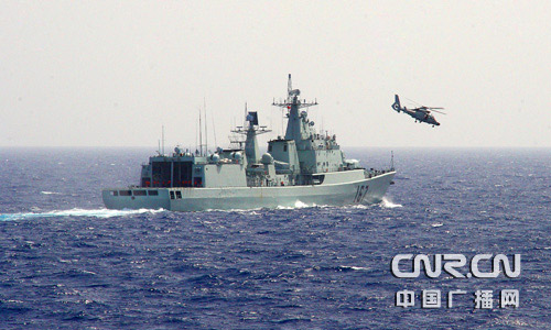 中国海军护航编队为外国商船实施伴随护航(图)