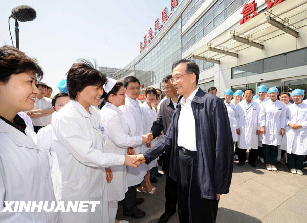 温家宝看望京确诊甲型H1N1流感患者和医护人员