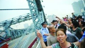广州男子跳桥讨薪 被攀高老伯一把推下桥去
