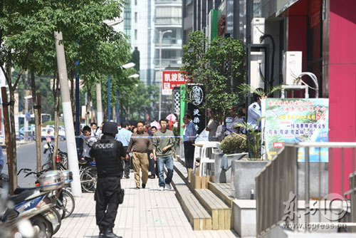 上海市区发生枪击事件 一男子连中两枪(图)