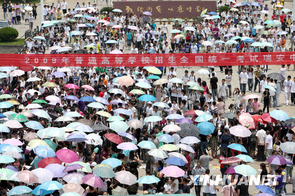 高考首场结束后[组图]