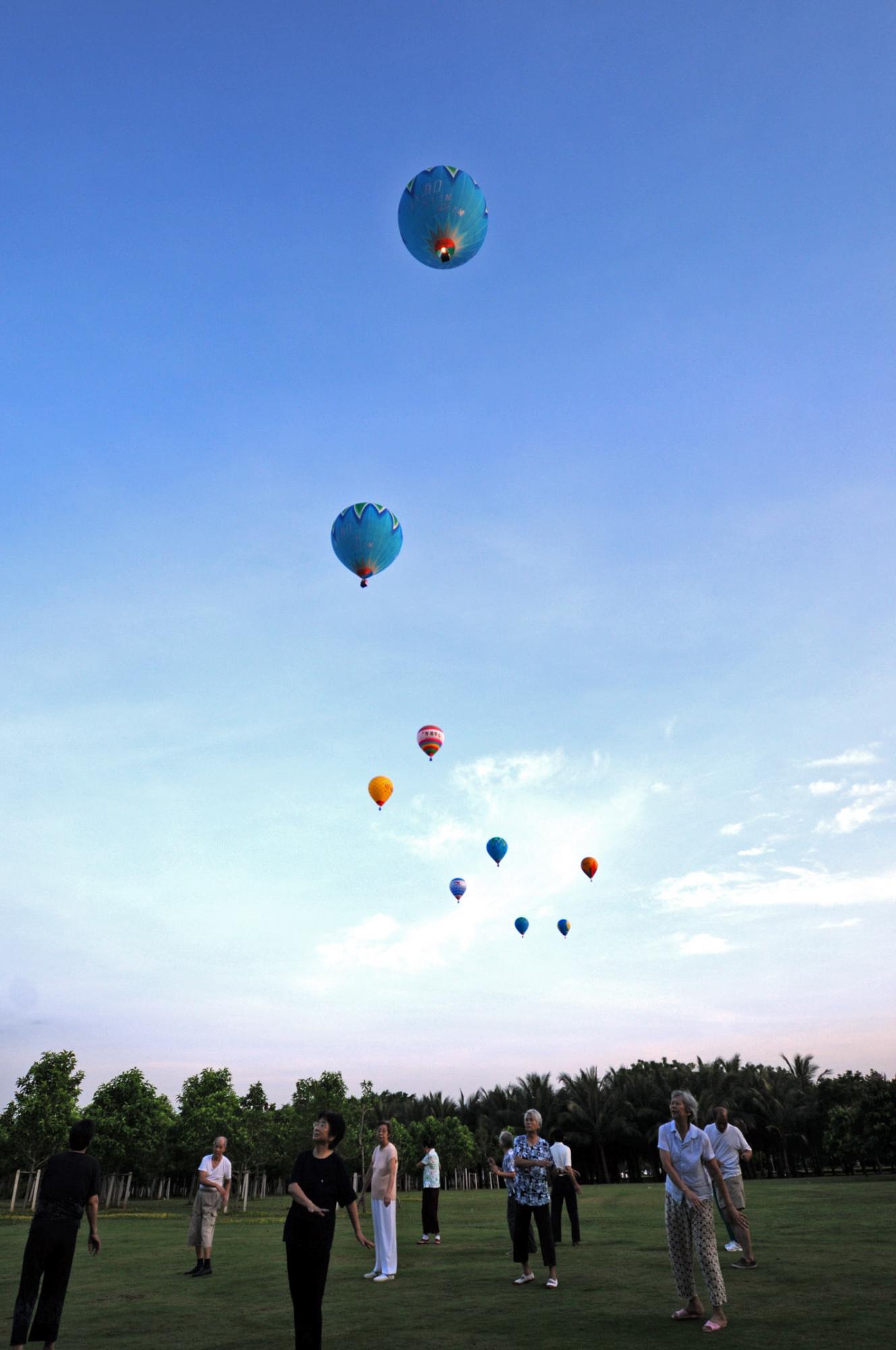 11只热气球成功飘过琼州海峡