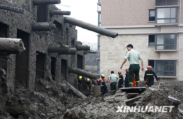 上海一在建商品楼发生倒塌事故[组图]