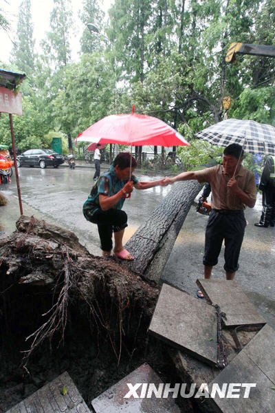 南方十省区遭遇今年入汛以来最大暴雨袭击(组图)