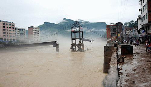 四川达州遭遇特大暴雨铁索桥被洪水冲毁[组图]