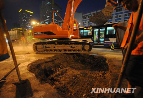 北京朝阳区一处道路发生路面塌陷[组图]