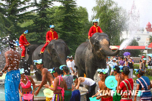 北京举办泰国大象泼水节活动[组图]