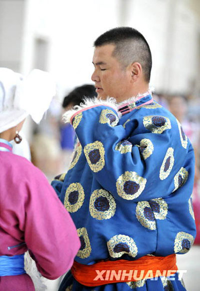 多姿多彩的乌珠穆沁蒙古族服饰[组图]