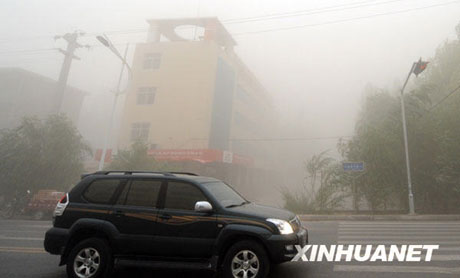 青海格尔木市出现大风沙尘天气[组图]