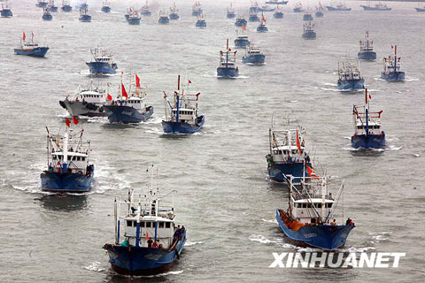 台风警报解除 渔船出海作业[组图]