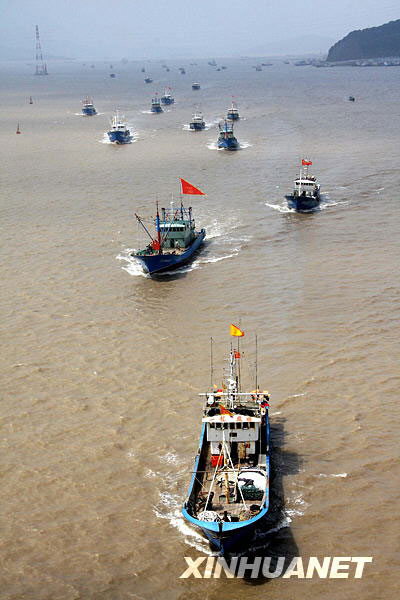 台风警报解除 渔船出海作业[组图]