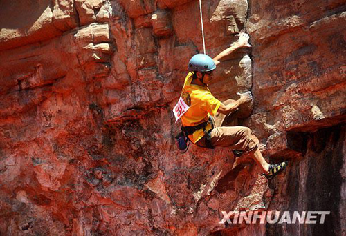 “飞檐走壁”：国际攀岩精英赛在青龙峡举行[组图]